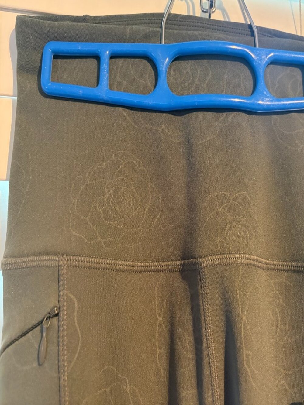 Womens Stretch Wicking leggings w/pockets Abstract Flower Design Olive S-XL